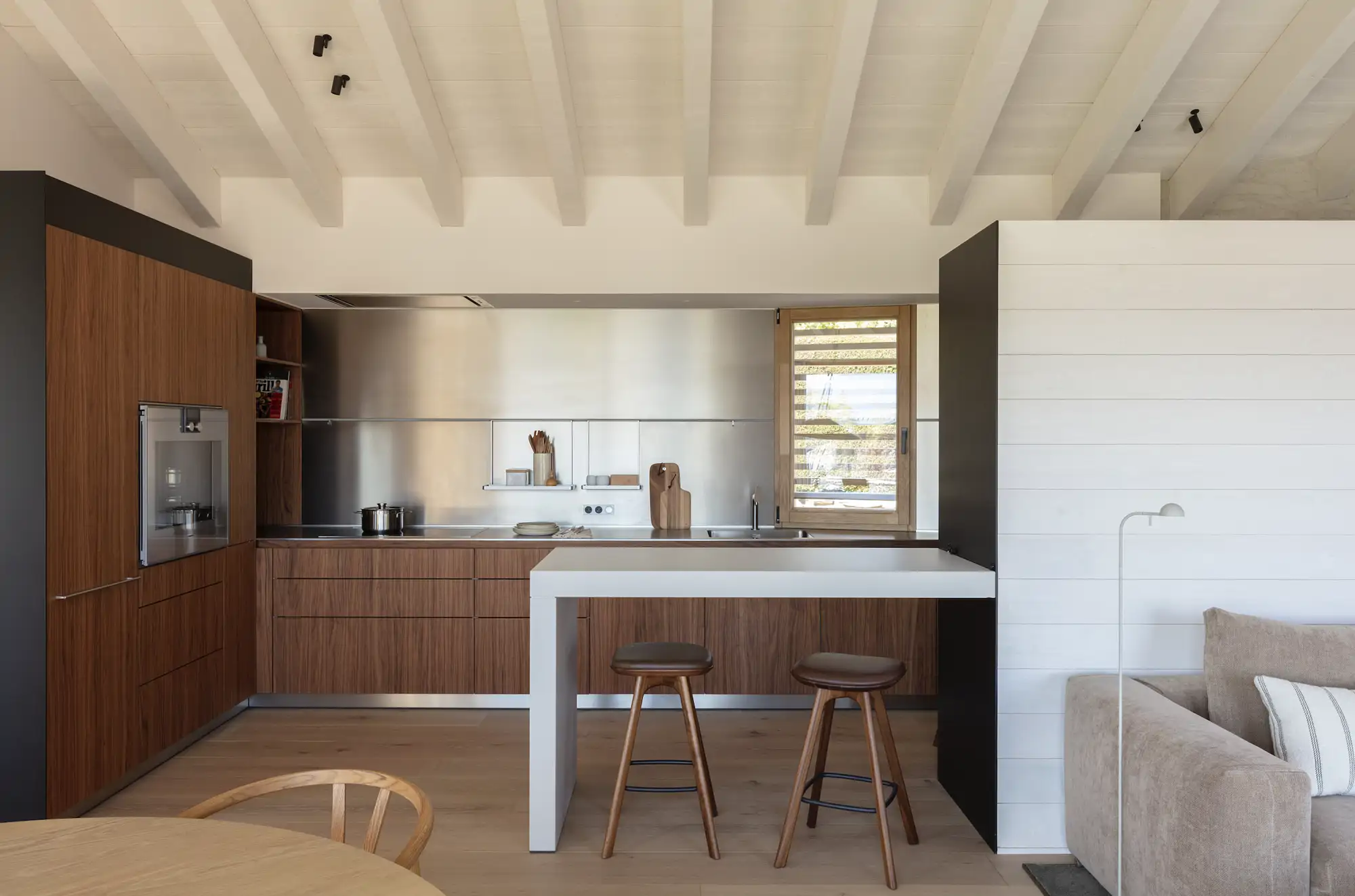 cocina abierta al salon comedor con madera y barra volada