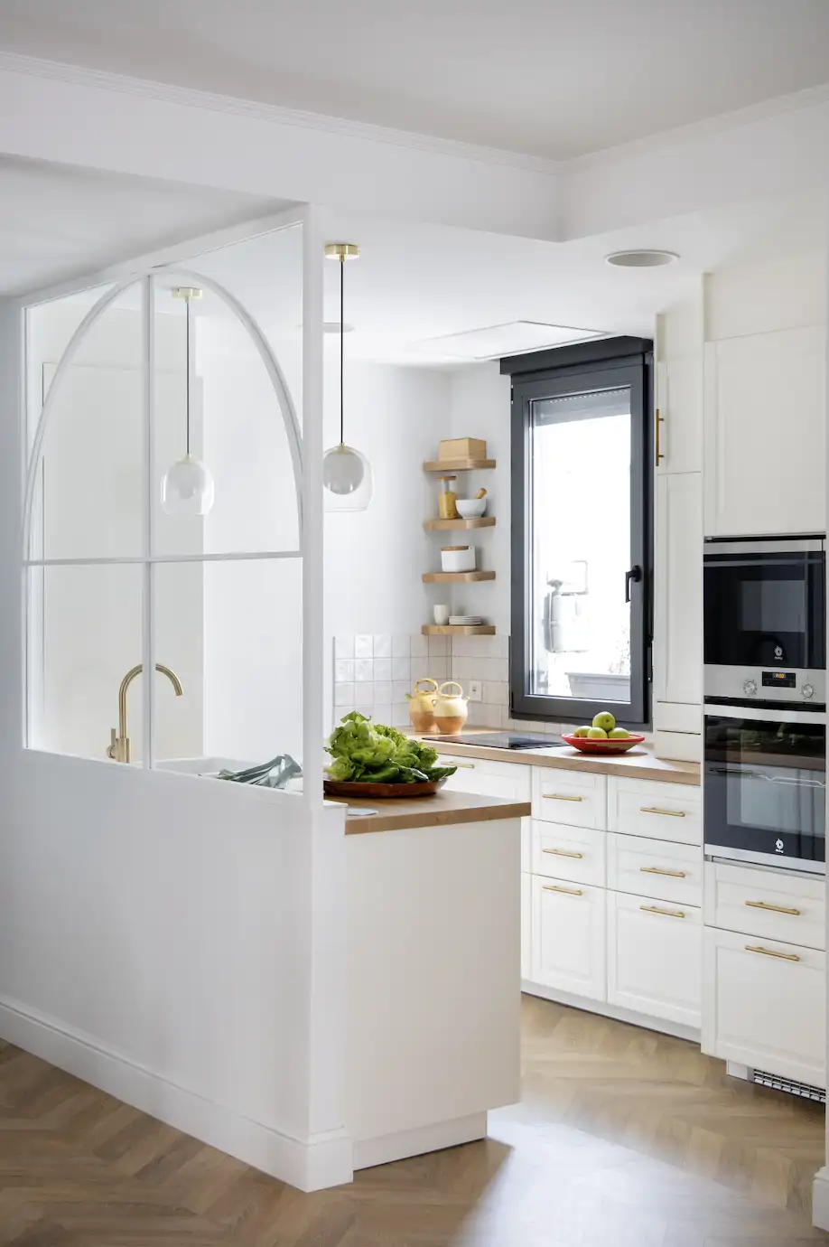 cocina abierta con celosía cristal y líneas curvas