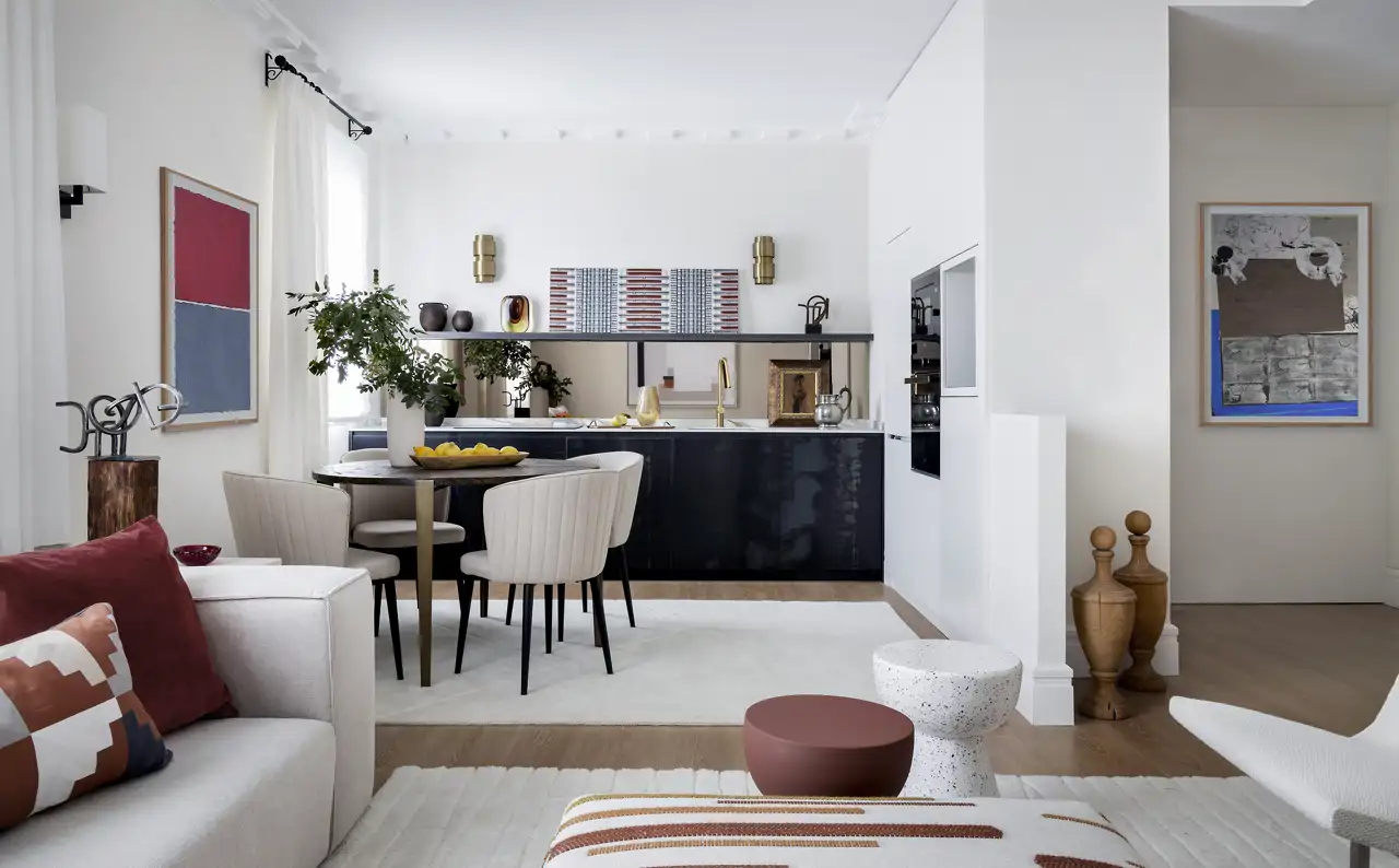 Una cocina abierta al salón elegante y con piezas de arte