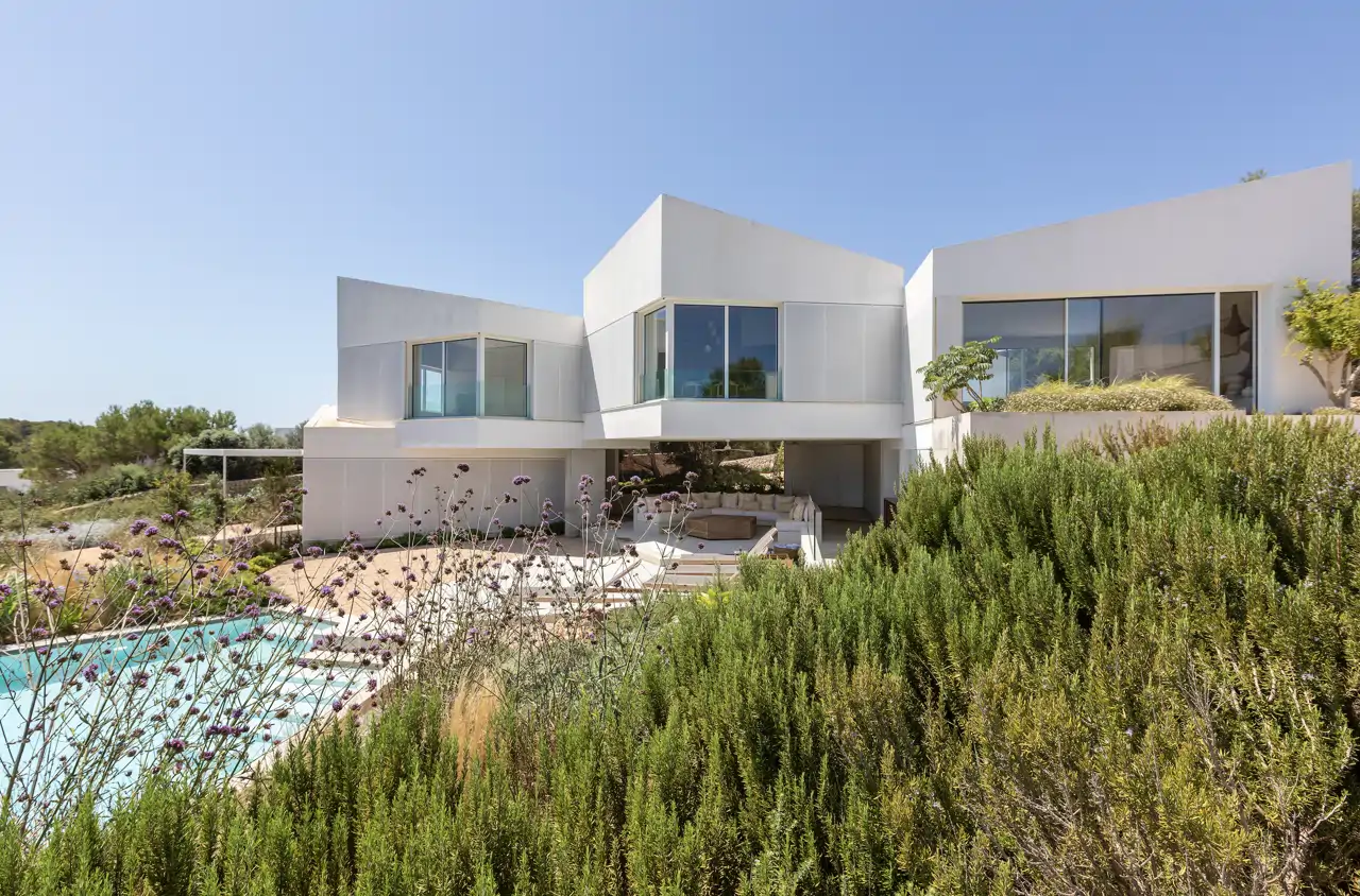 fachada casa menorca con jardin y piscina