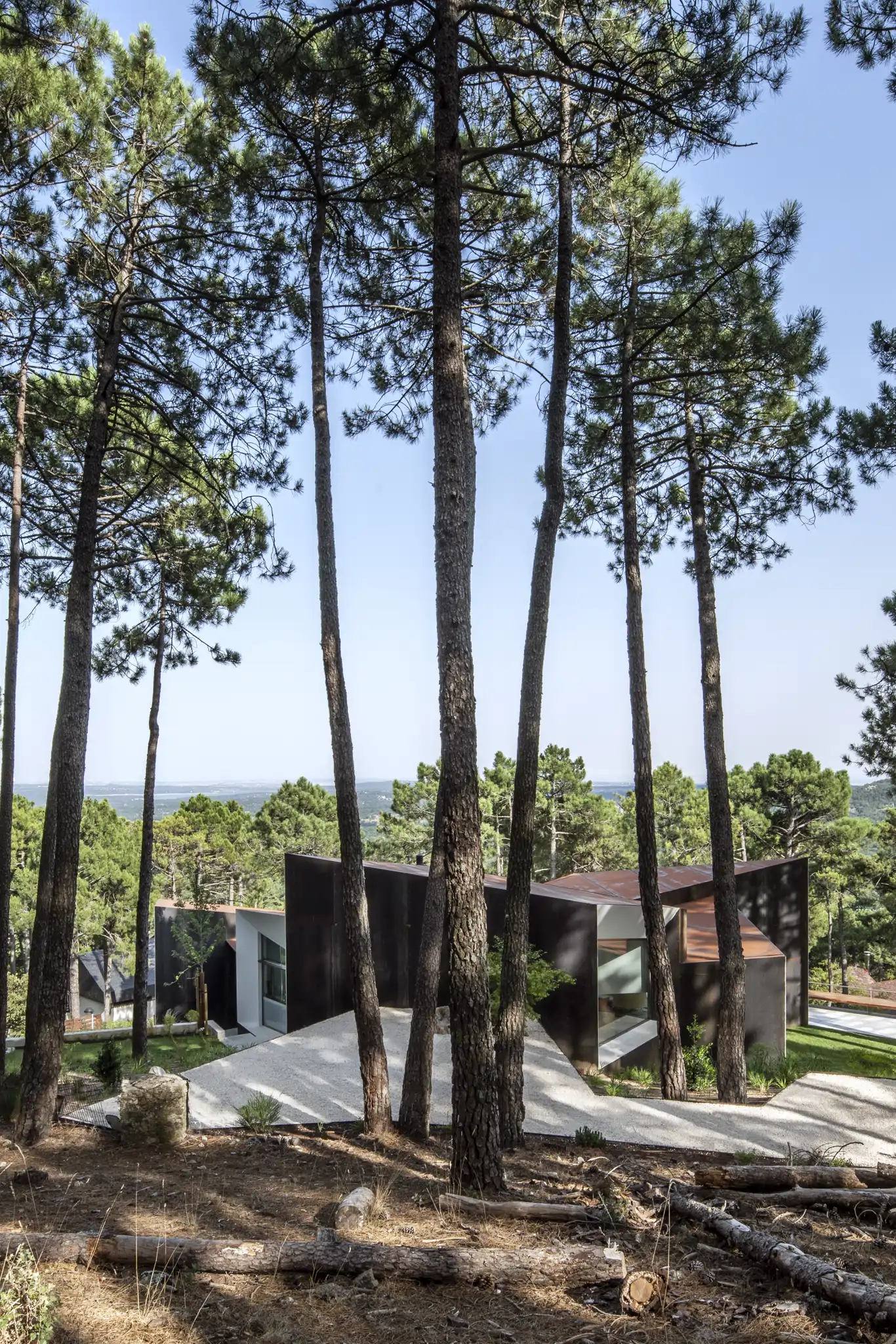 La Casa Skoze se integra dentro del paisaje de la sierra madrileña