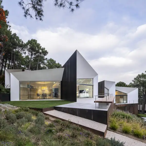 "La casa tiene unas vistas preciosas hacia Las Machotas y el Bosque de la Herrería", dicen los arquitectos