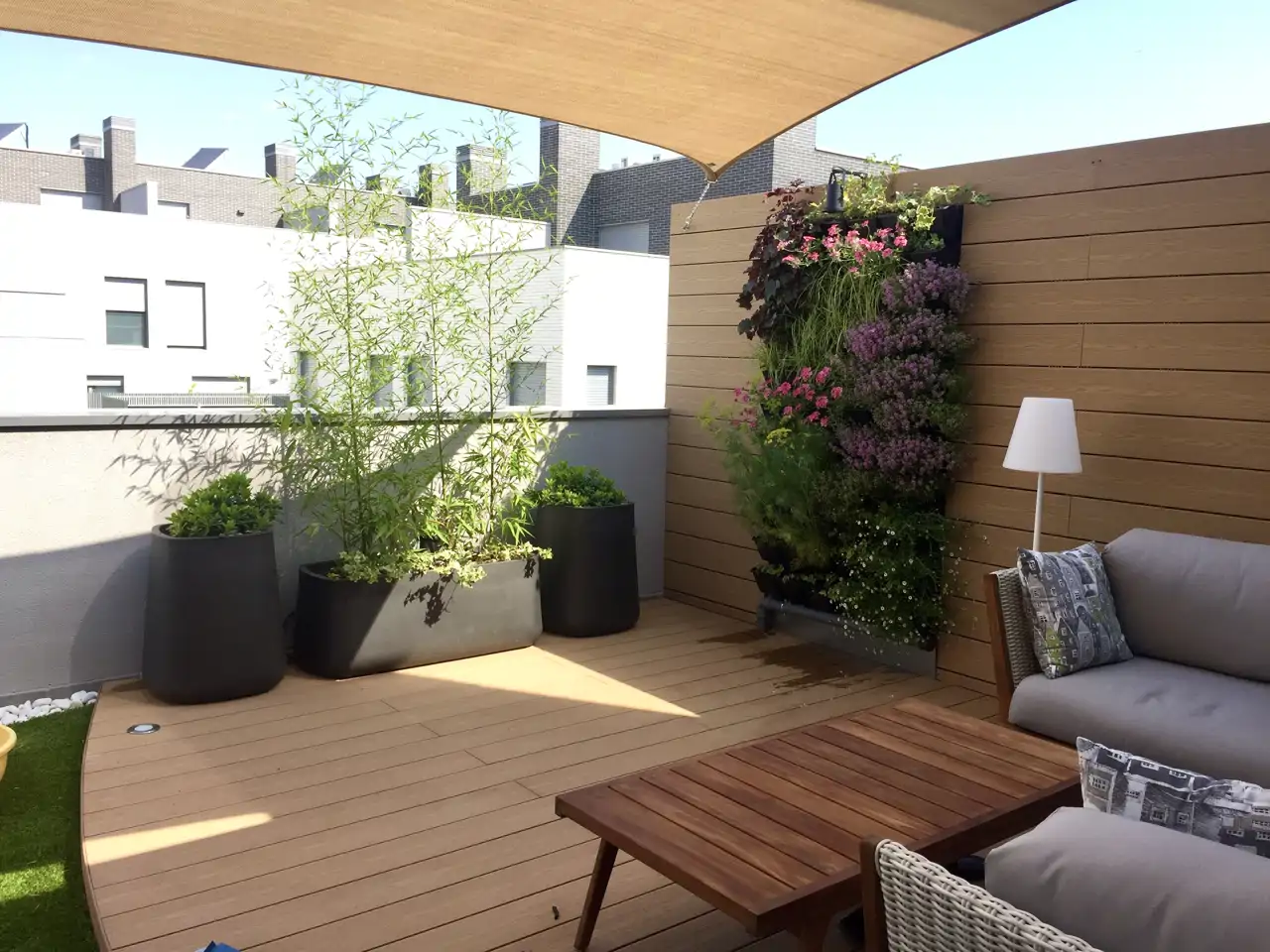 Los jardines verticales serán tendencia en la decoración de terrazas y patios pequeños en 2025