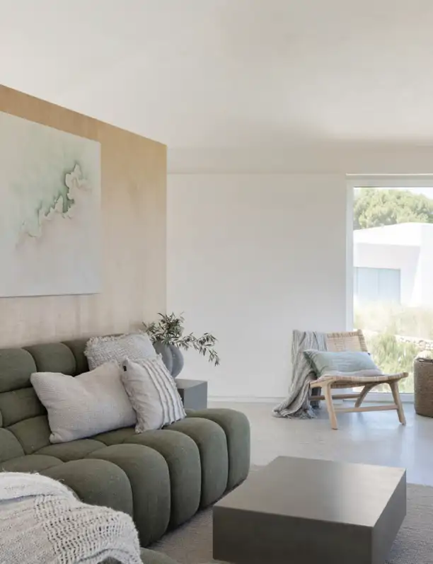 Esta casa isleña de arquitectura moderna y minimalista con jardín no renuncia a la esencia menorquina en sus interiores amplios y luminosos
