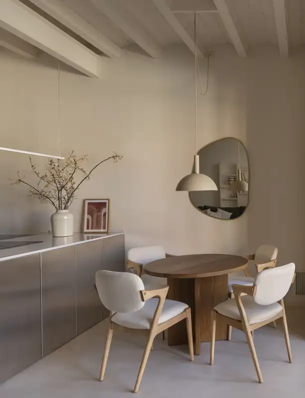 En cocinas abiertas: "es esencial que el suelo sea continuo, evitando siempre la diferenciación de espacios", según Lourdes Martínez Nieto, arquitecta