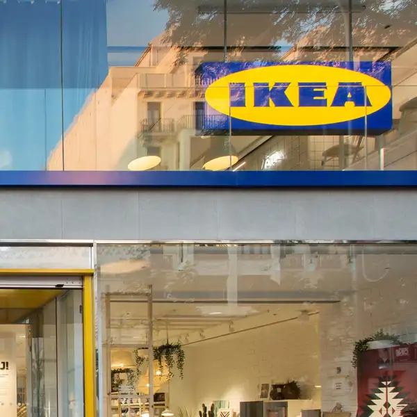 Llega la felicidad a IKEA con la mesa auxiliar de madera que aporta elegancia y calidez al salón (y también al dormitorio)