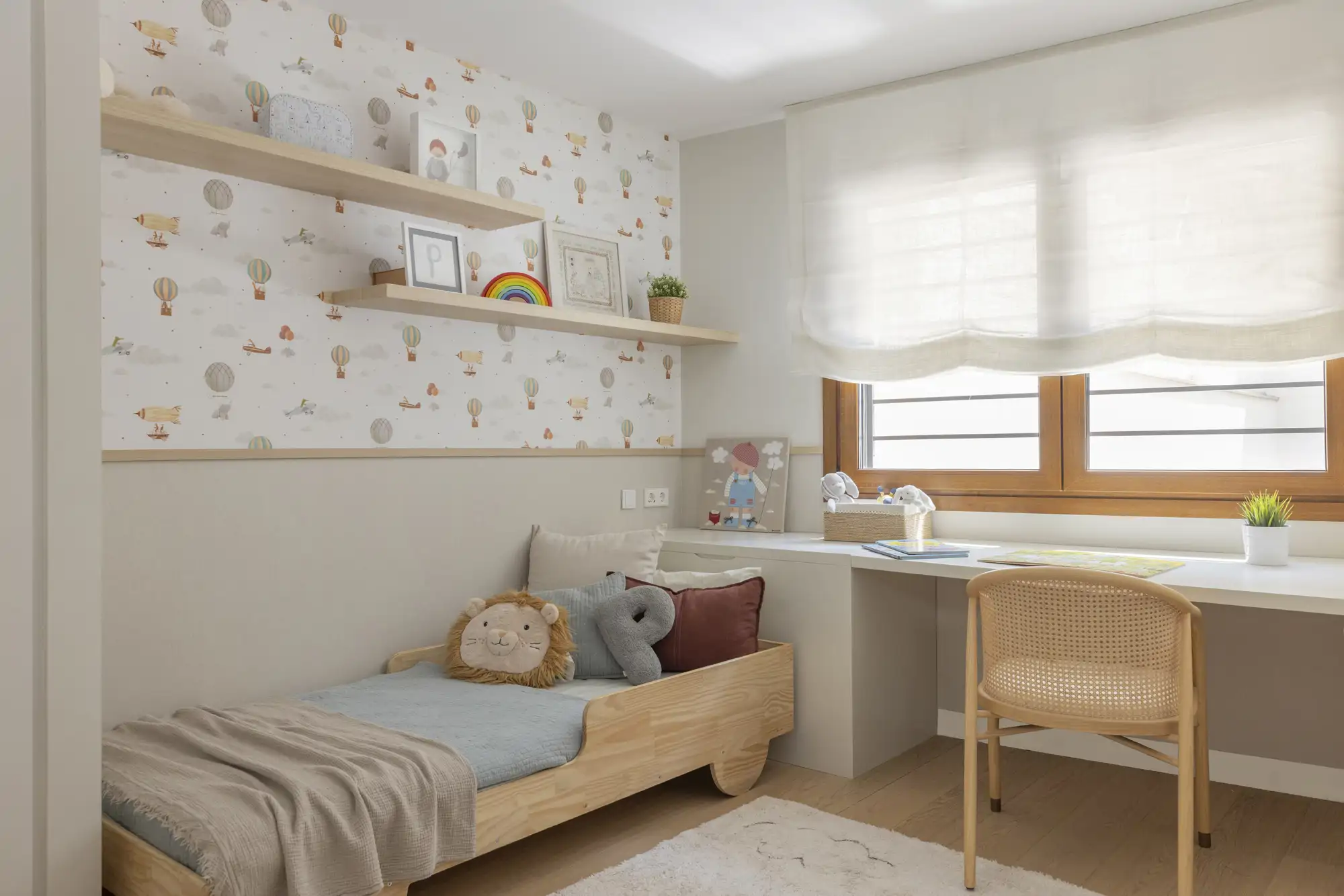 dormitorio infantil papel pintado y madera