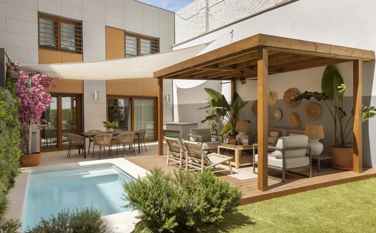 El jardín con piscina es el lugar más solicitado de la casa con la llegada del buen tiempo y cuenta con un comedor al aire libre y un salón bajo la pérgola.