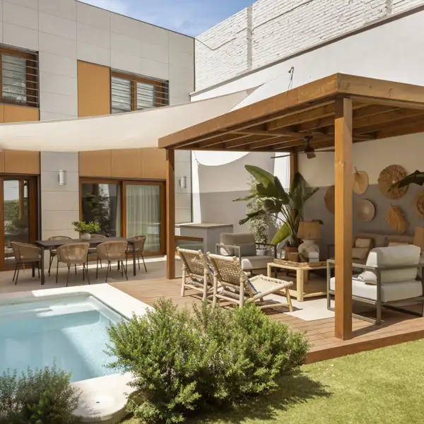 El jardín y la piscina protagonizan esta casa de estilo mediterráneo y funcional situada en Barcelona