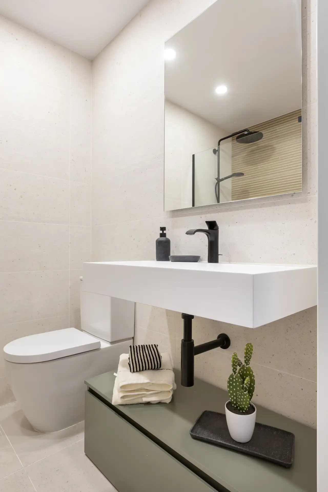 baño tonos neutros y mueble bajo volado