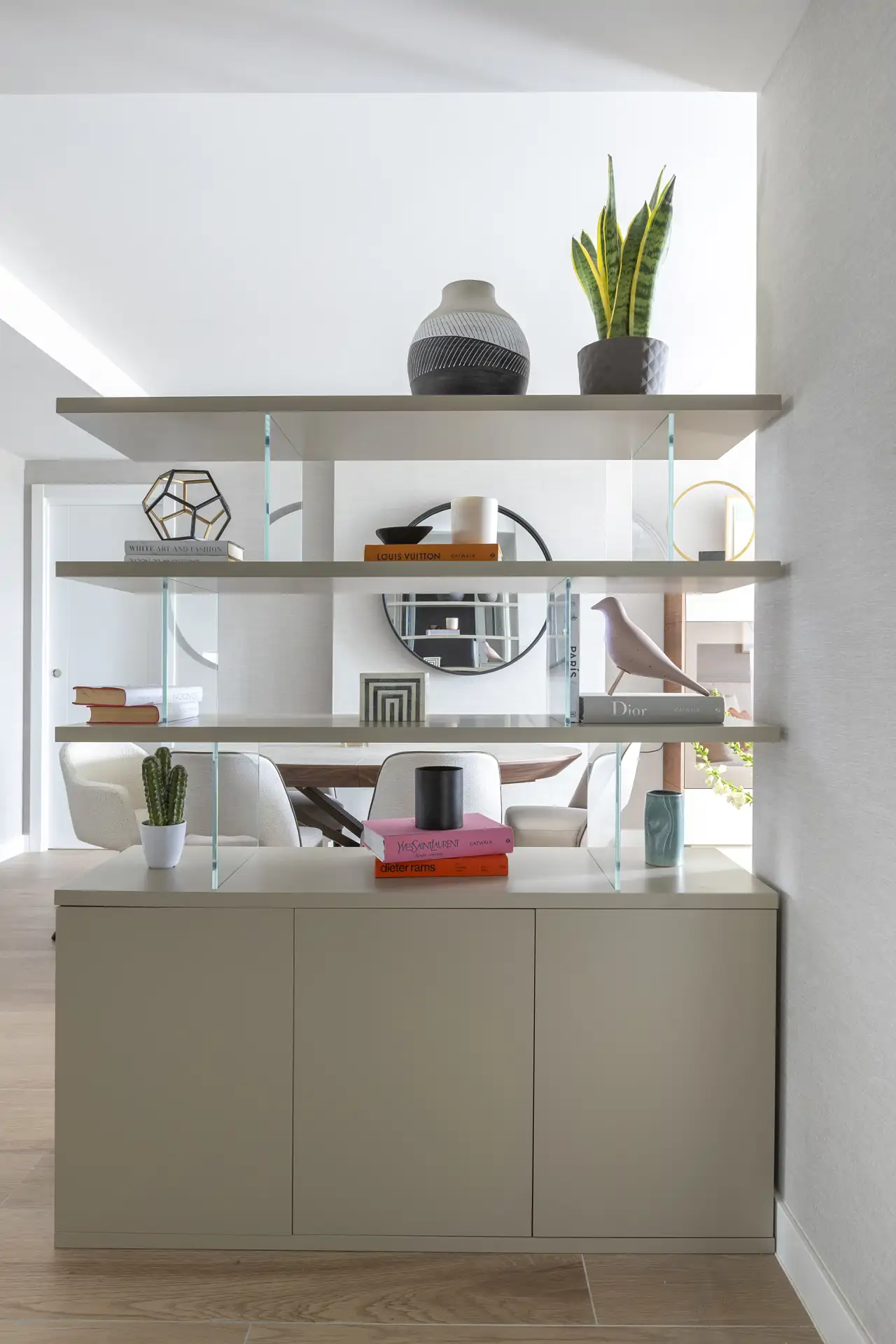 DETALLE COMEDOR. Mueble separador diseñado por las interioristas y fabricado a medida por su carpintero.