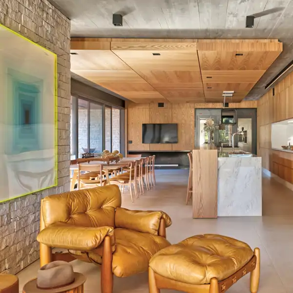 El lujo contemporáneo protagoniza esta casa de Brasil con madera natural, jardín con piscina y zona de barbacoa