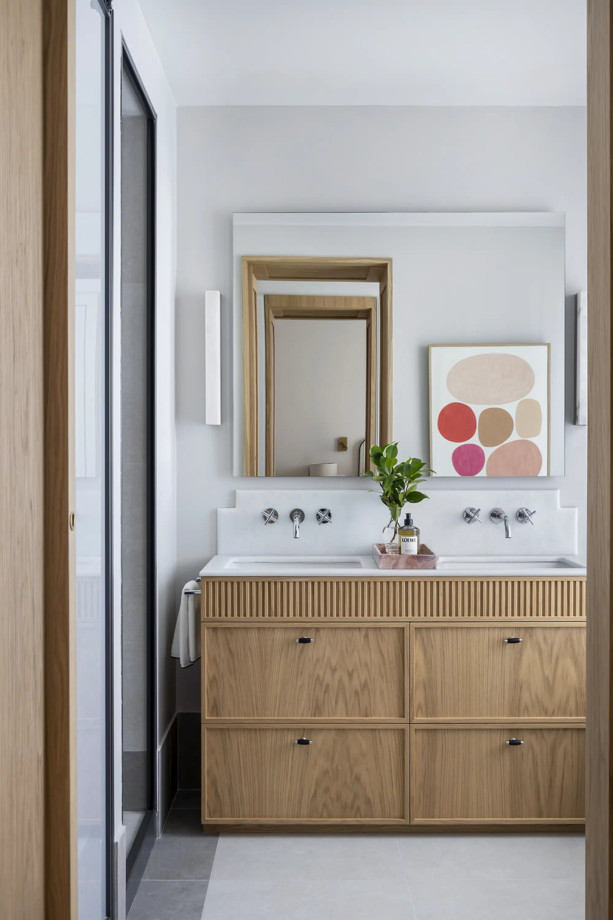 Baño con mueble de madera 