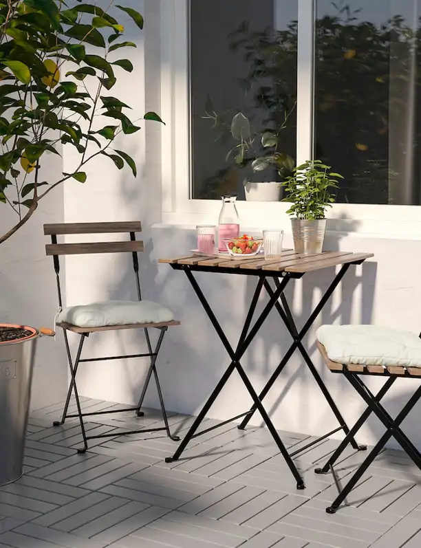 Novedad en IKEA: el conjunto de mesa y sillas de madera para terrazas pequeñas 