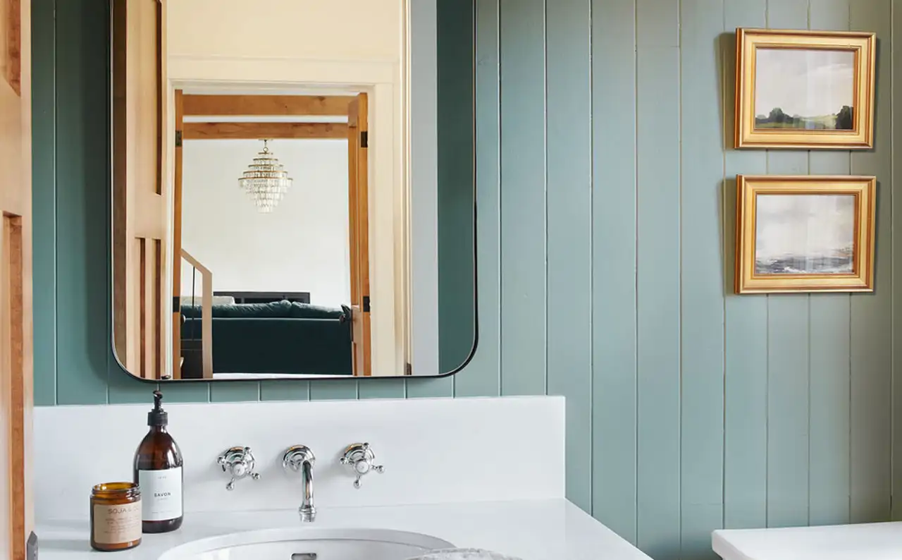 Baño con pared verde agua