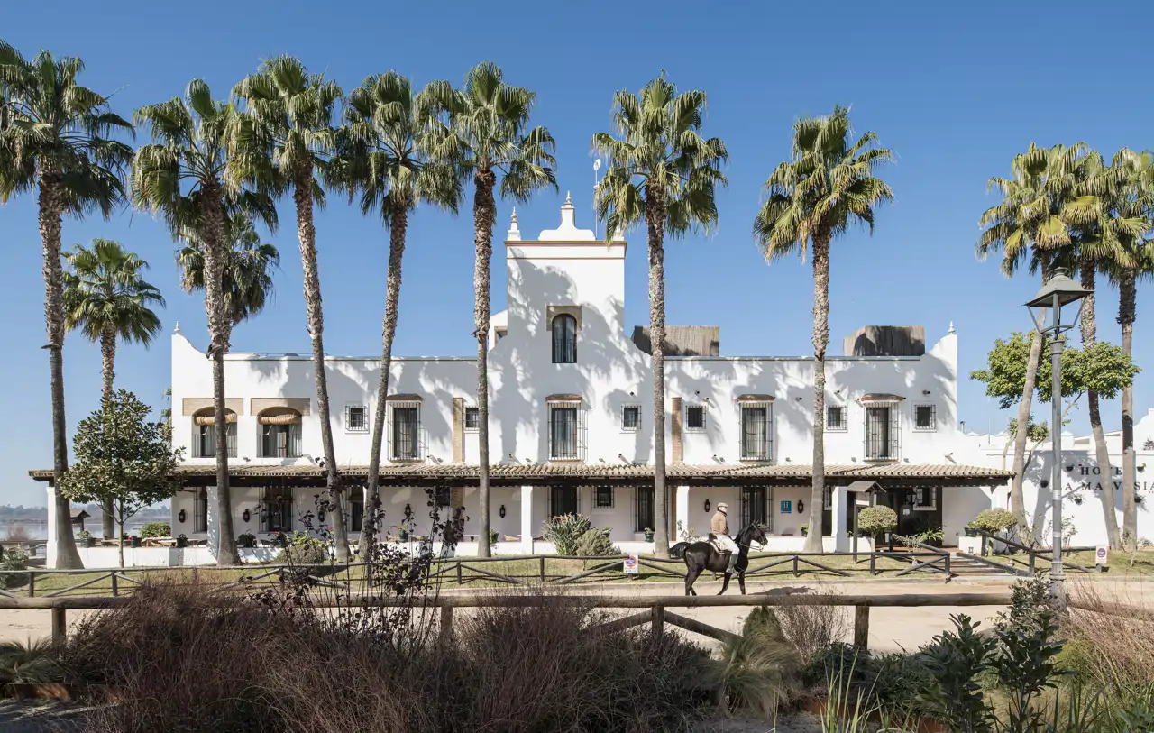 Fachada principal del Hotel La Malvasía en El Rocío, Huelva