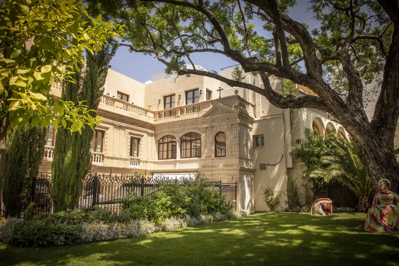 Fachada y jardines del hotel cinco estrellas gran lujo Casa Palacio María Luisa, en Jerez