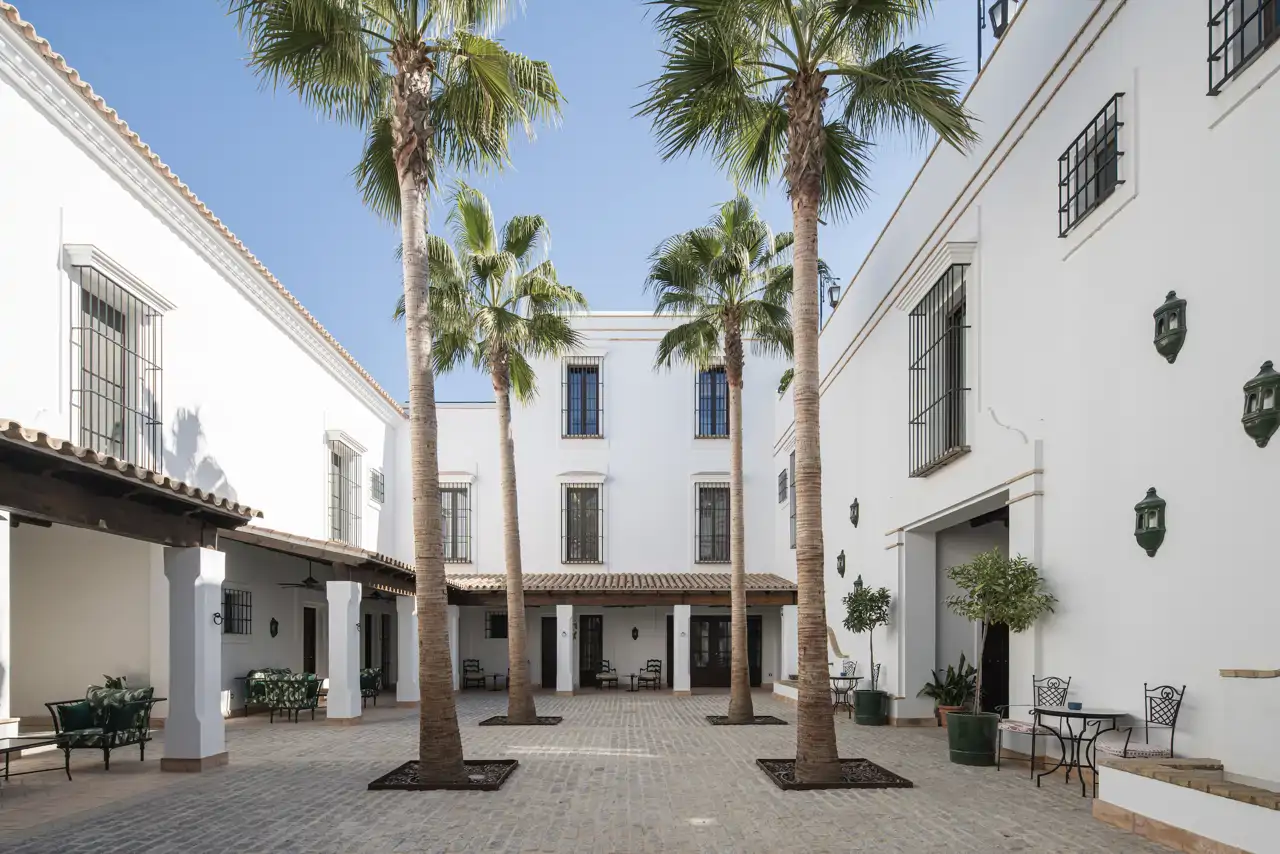 Patio del Hotel La Malvasía, en El Rocío, Huelva