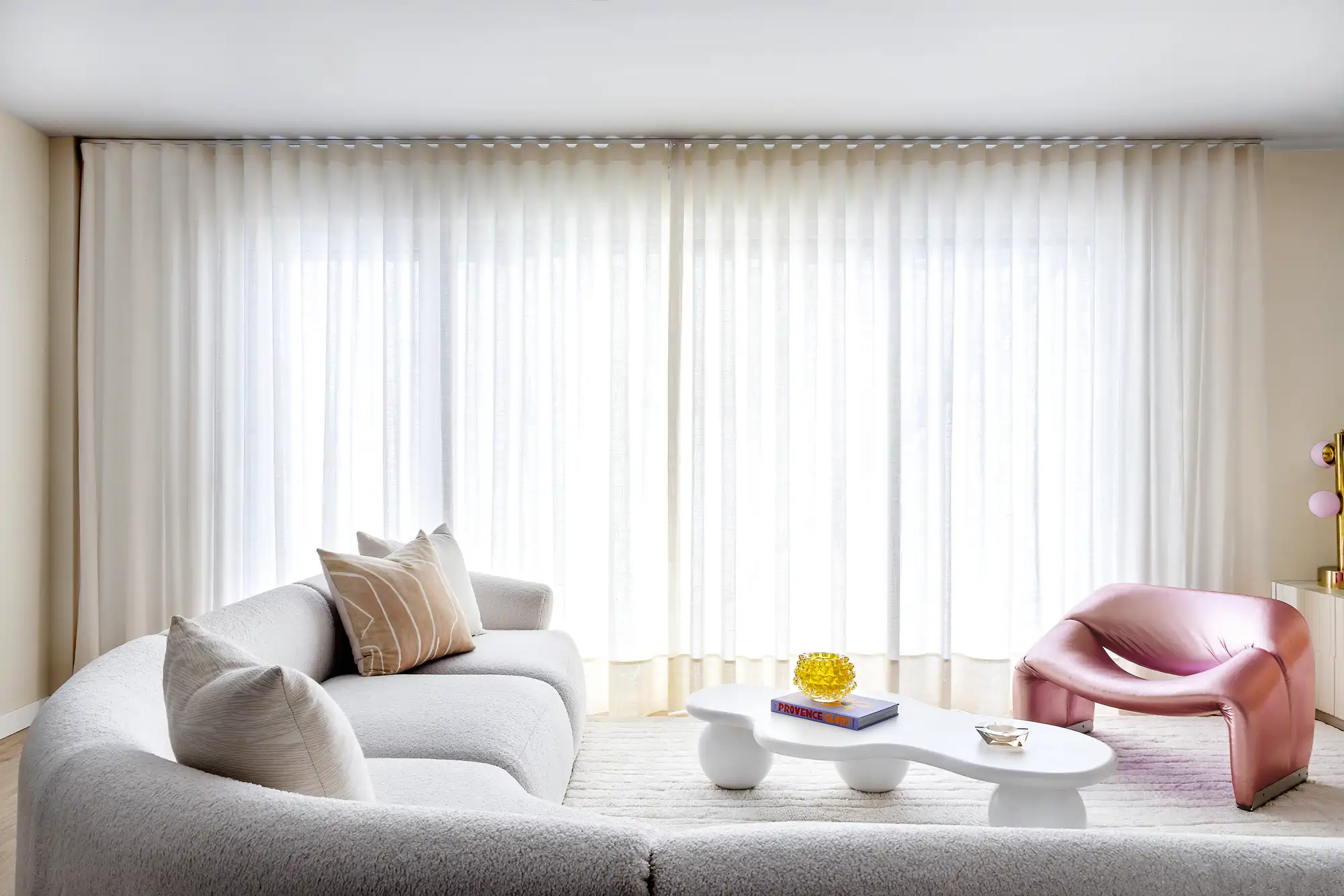 Salón moderno con sofá rosa