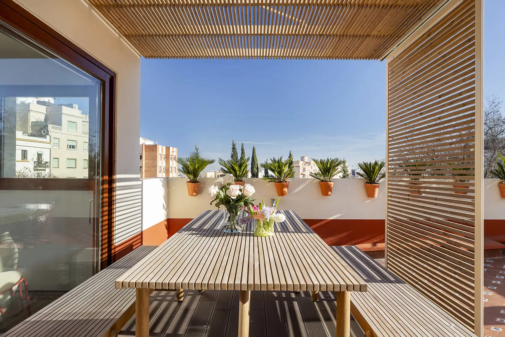 Terraza con listones de madera