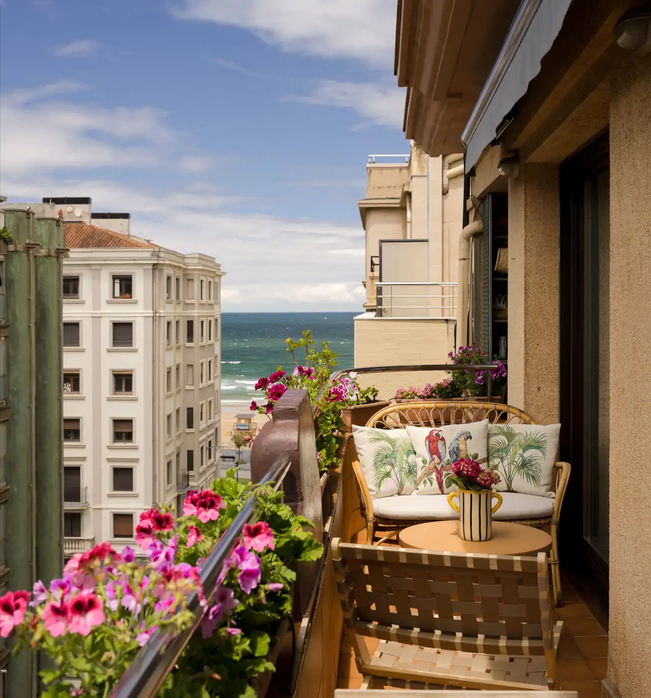 terraza San Sebastian zona estar vista al mar