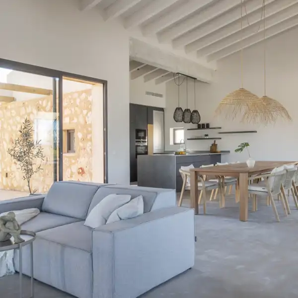 Esta casa con piscina y vistas al campo de Mallorca está repleta de ideas tradicionales, modernas y mediterráneas