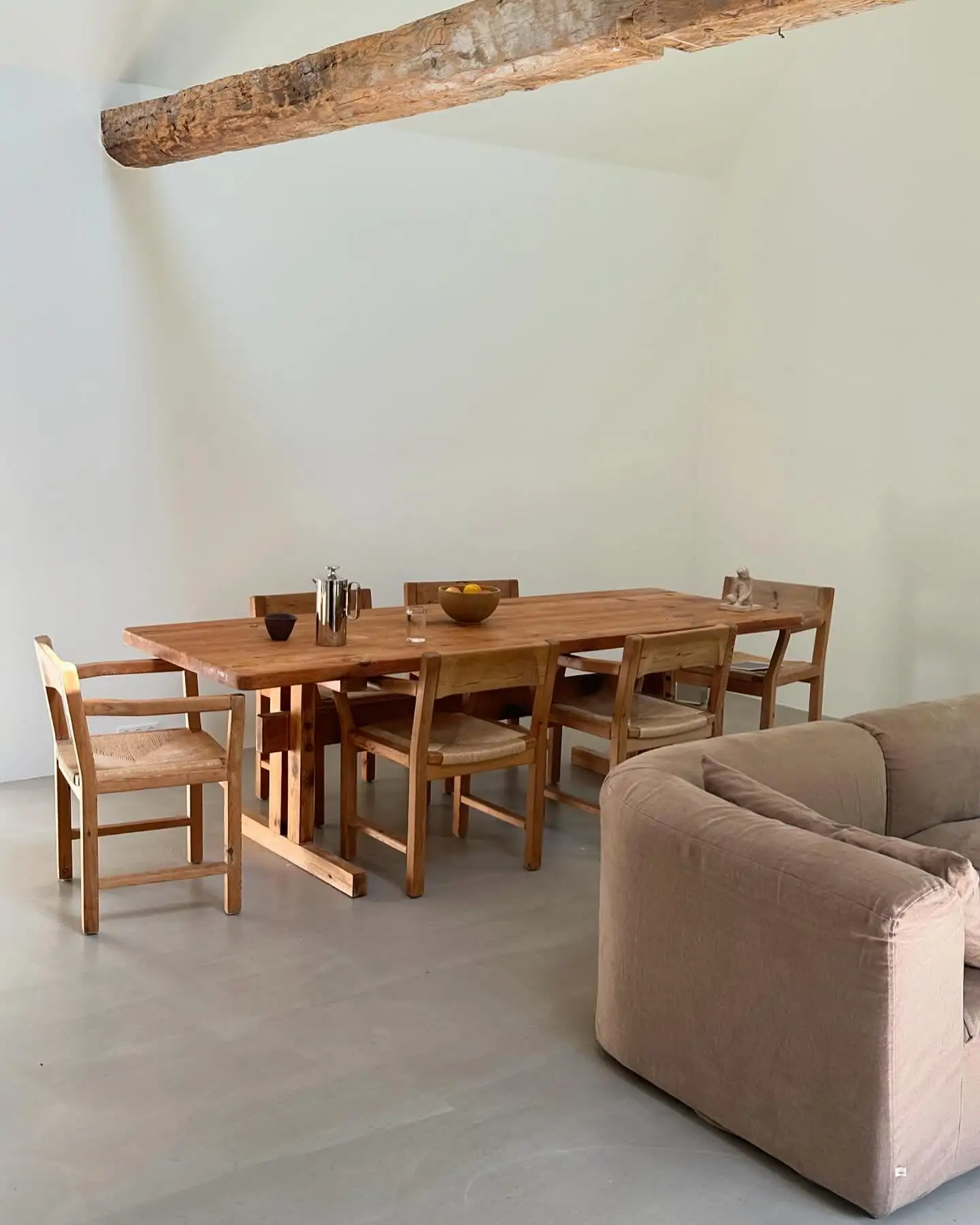 comedor con mesa y sillas en madera