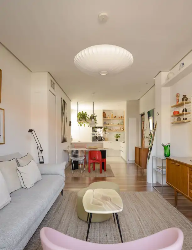 Las claves de un piso en Bilbao de estilo ecléctico: muebles con carácter, zona de día diáfana y suite matrimonial