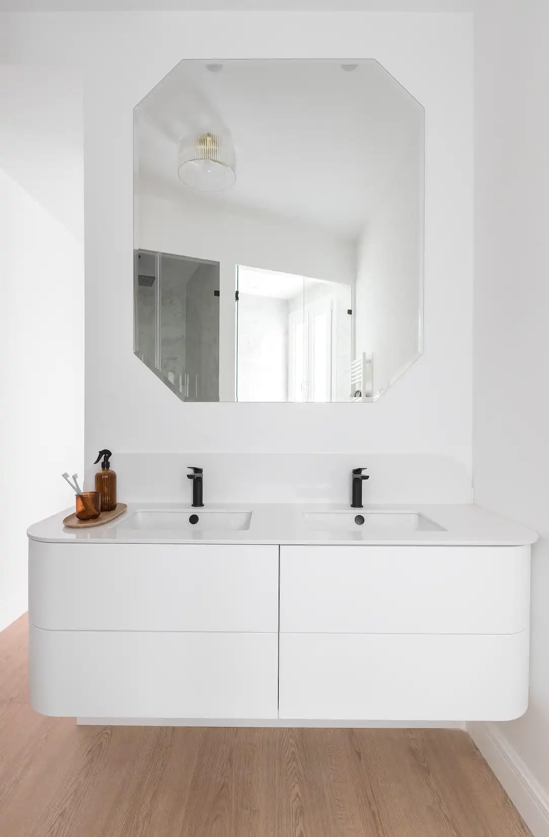 LAVABO SUITE. Las líneas curvas, que tienen una especial relevancia en el proyecto, dibujan piezas de mobiliario como la del lavabo del baño principal.