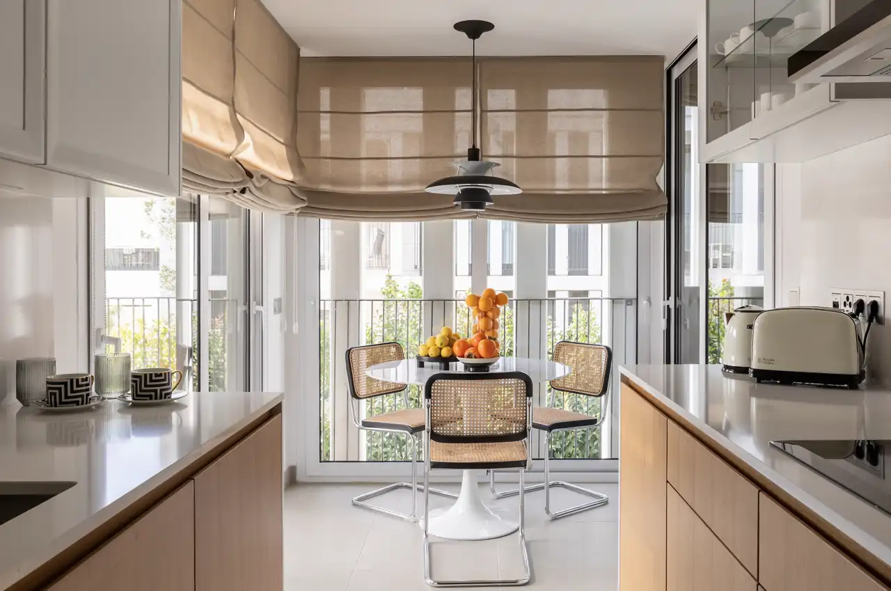 COCINA. Sillas y mesa, de Knoll. Lámpara, de Louis Pulsen.