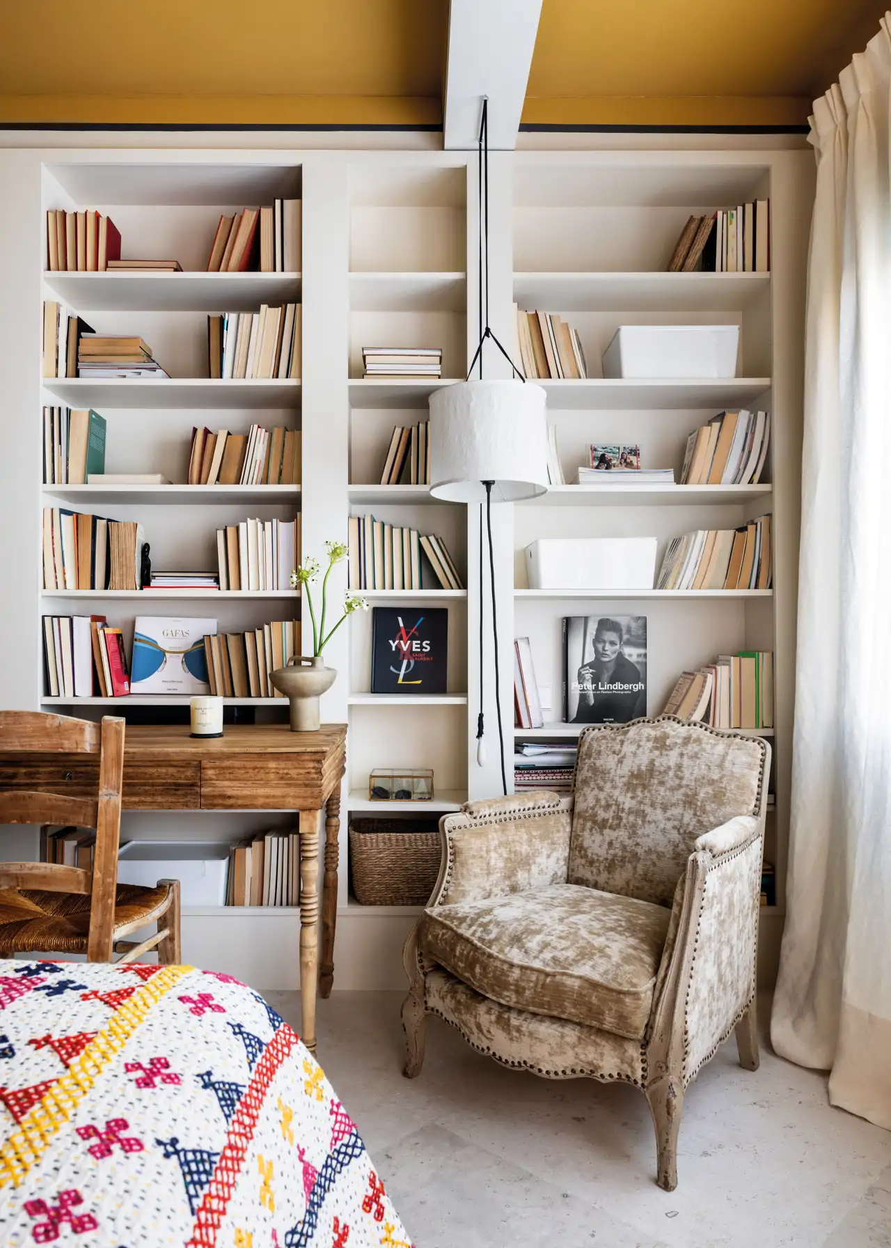 Dormitorio con librería