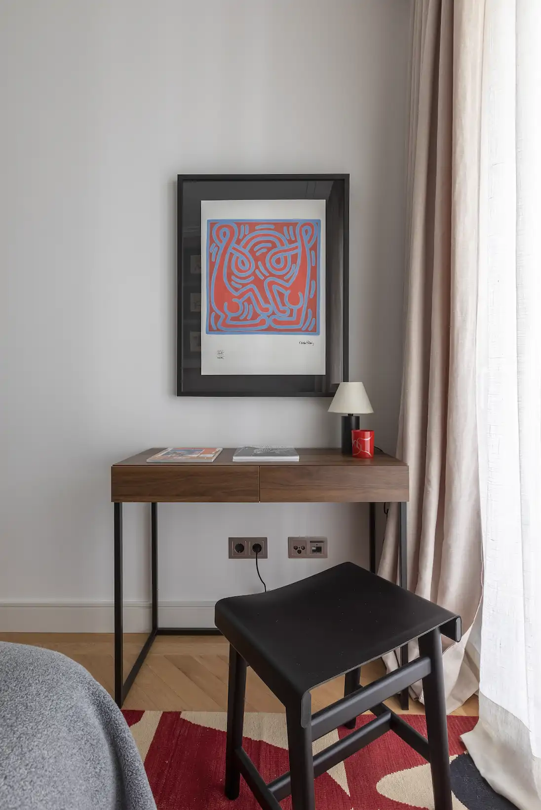 DORMITORIO DE INVITADOS. Escritorio y taburete, de Van Duysen, para Zara Home. Lámpara, de Oluce. 