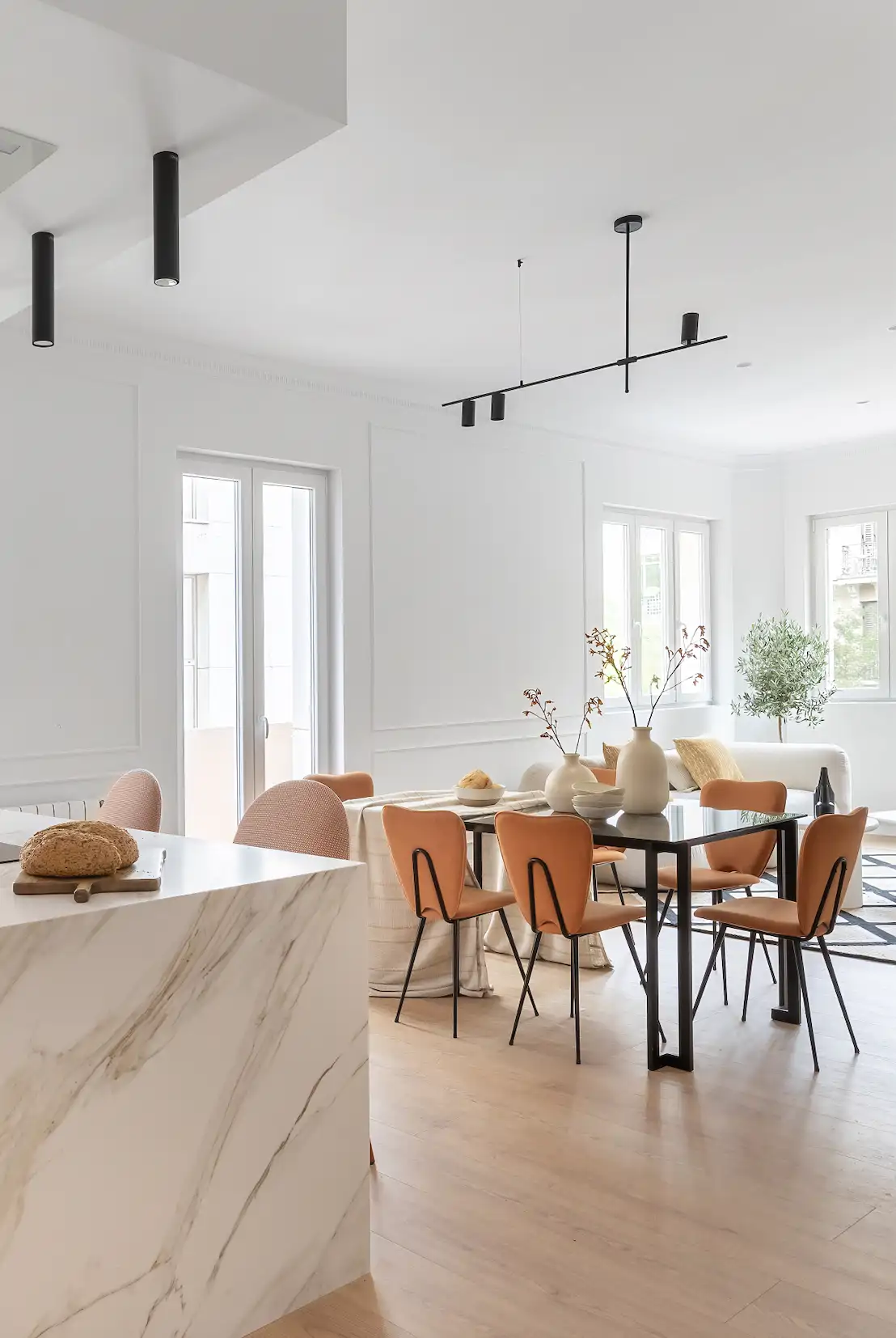 ZONA DE DÍA. La cocina, integrada en el salón, con el comedor en el centro de ambos ambientes, representa el corazón de la vivienda.