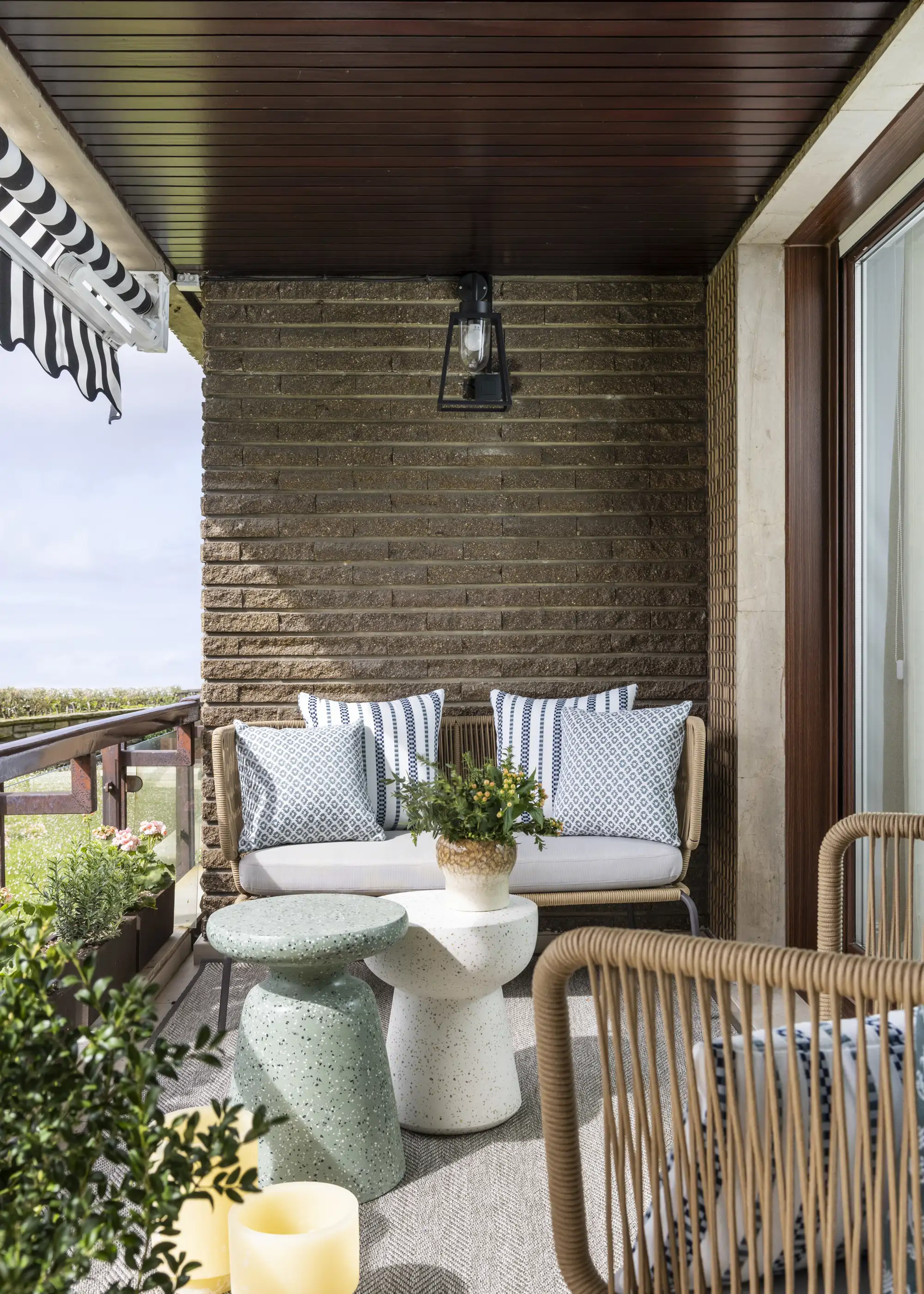 Terraza con sofá y mesa auziliar 