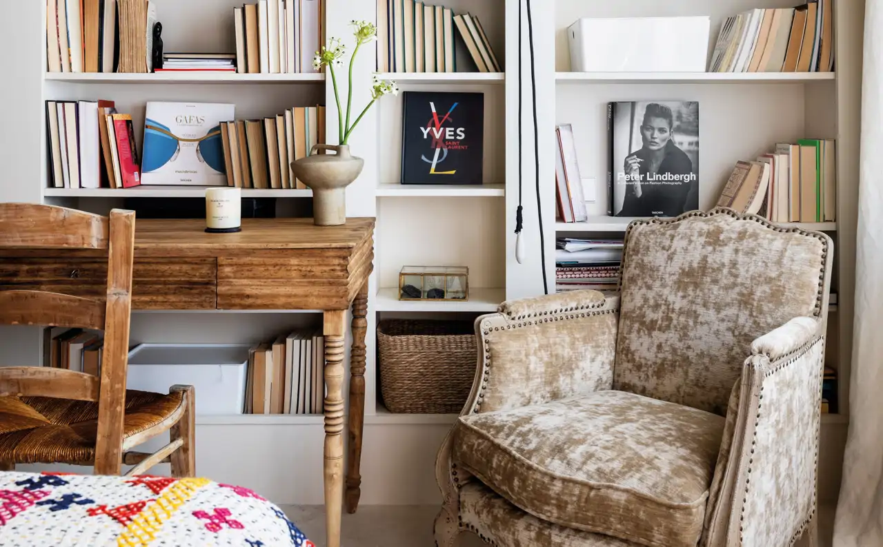 Dormitorio con librería