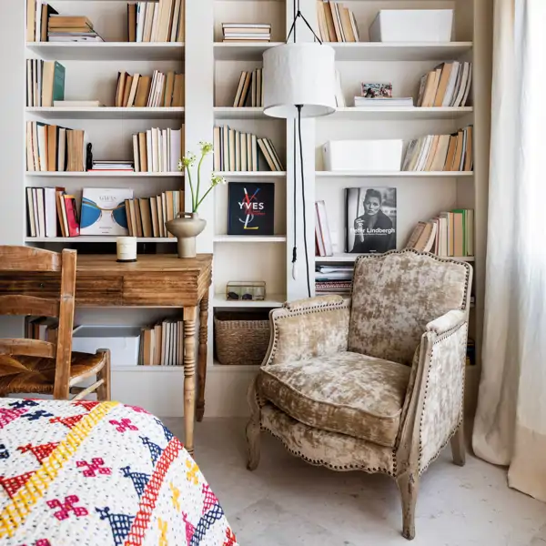 Dormitorio con librería