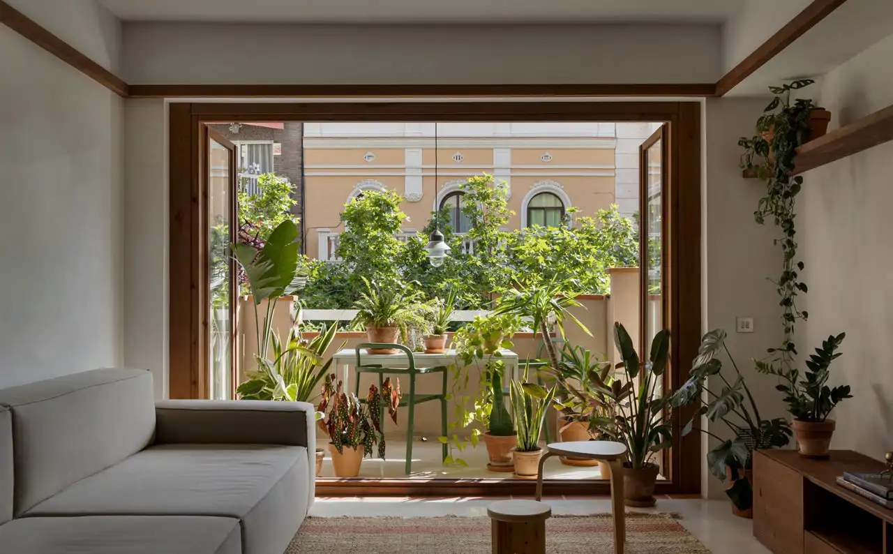 Plantas de interior y de exterior en un salón y su balcón