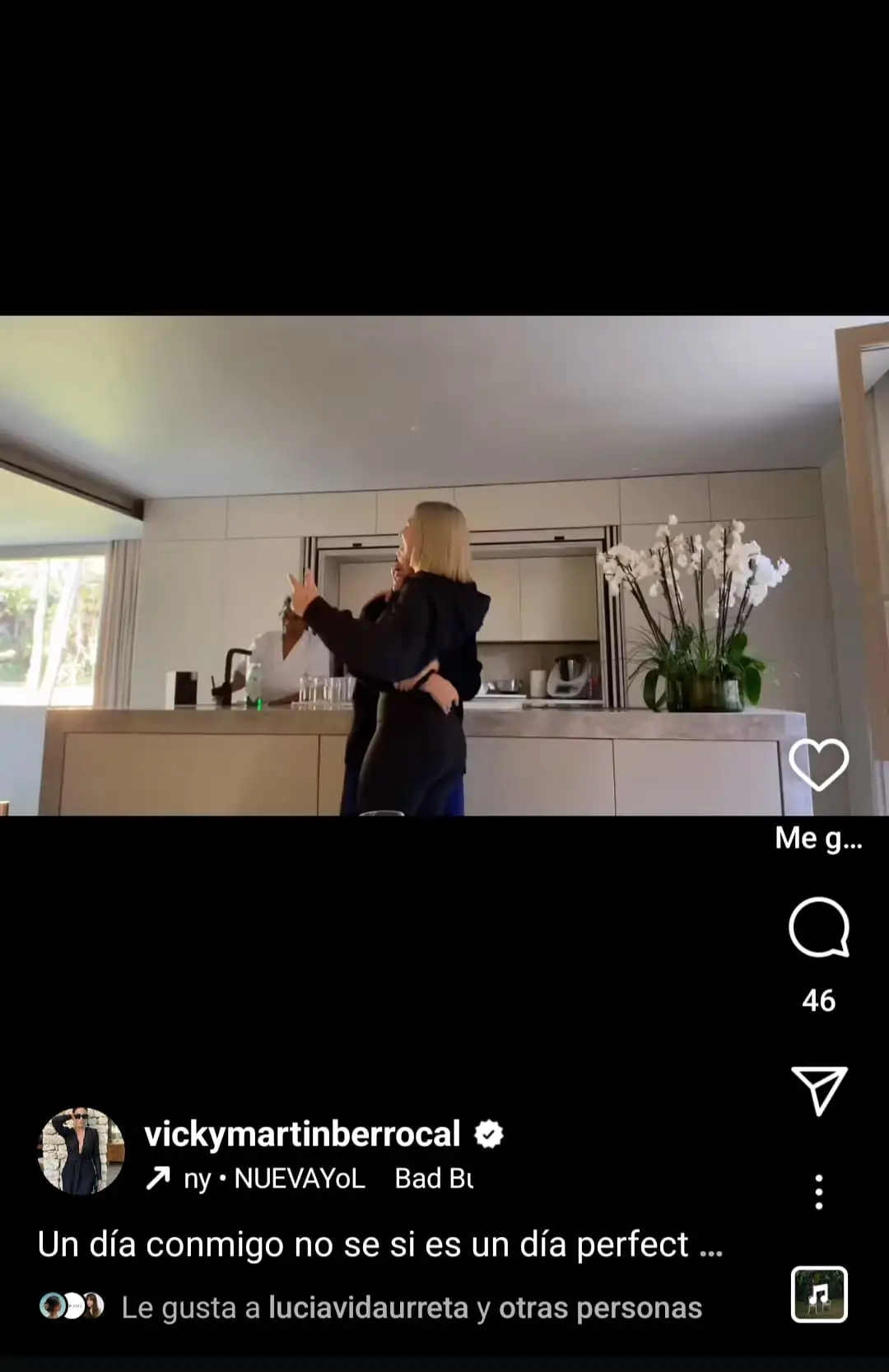 Una cocina minimalista con flores