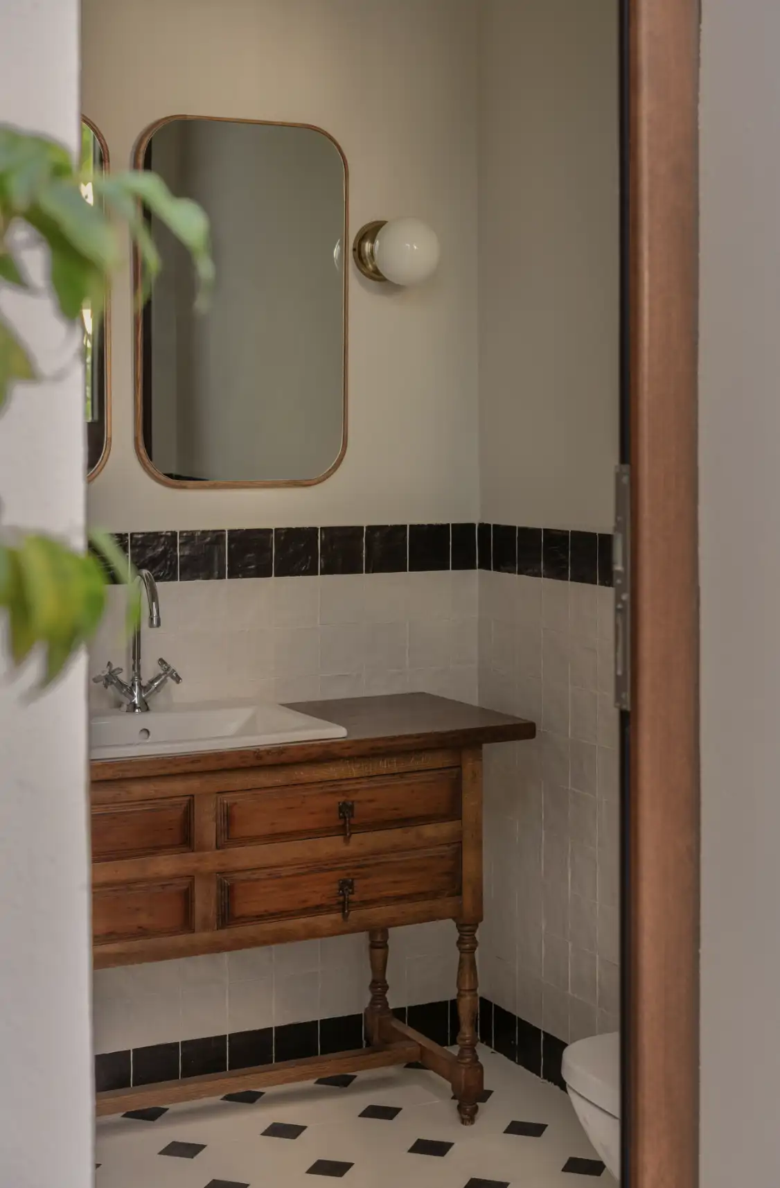 baño con ceramica y mueble antiguo lavabo