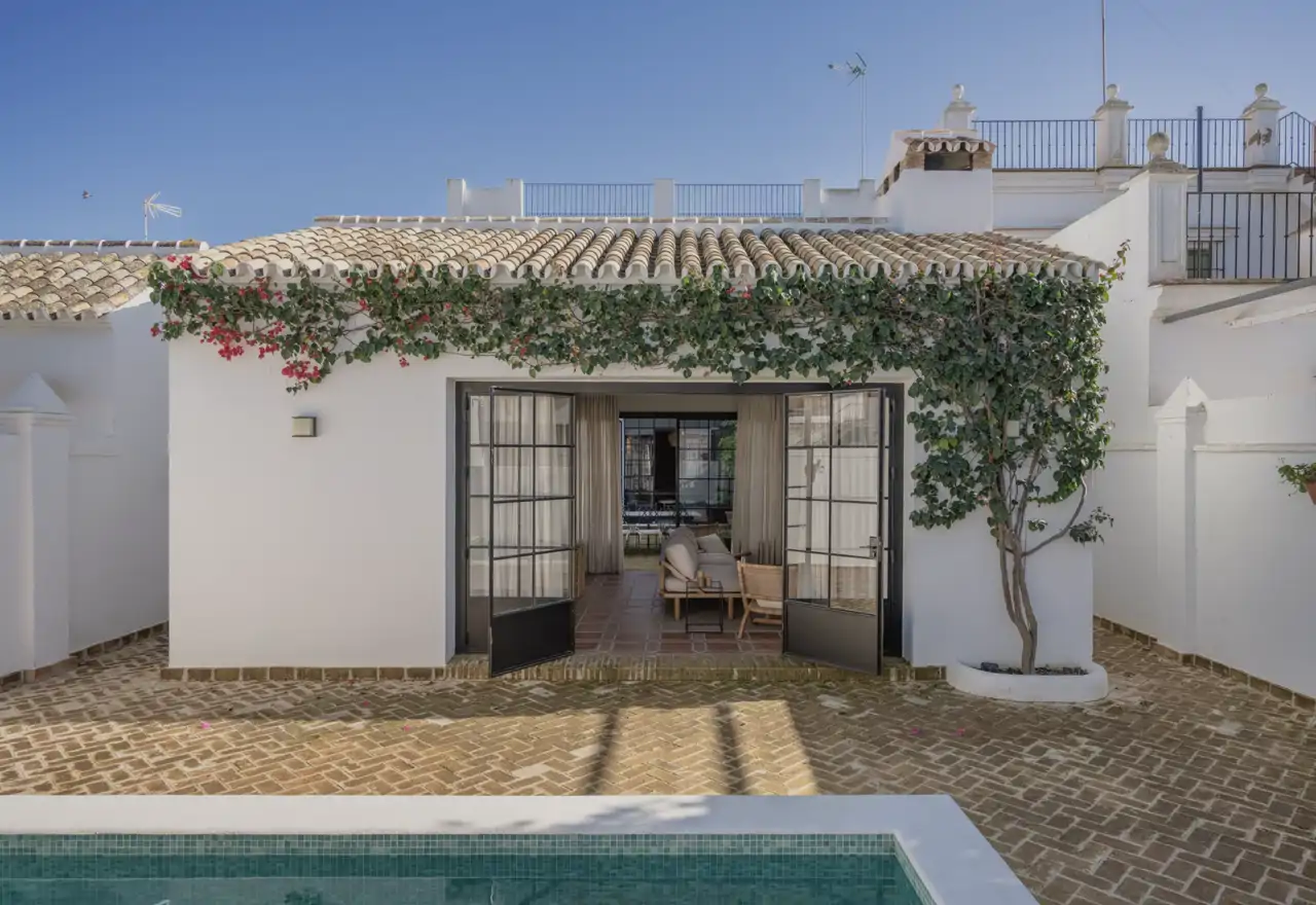 De los 50: Esta casa con patio en El Rocío, se ha actualizado con piscina y varias suites, respetando su esencia tradicional andaluza 