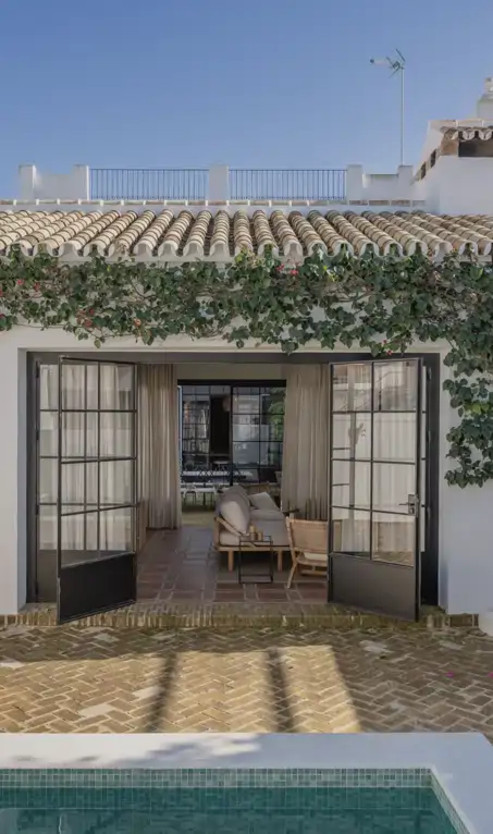 De los 50: Esta casa con patio en El Rocío, se ha actualizado con piscina y varias suites, respetando su esencia tradicional andaluza 