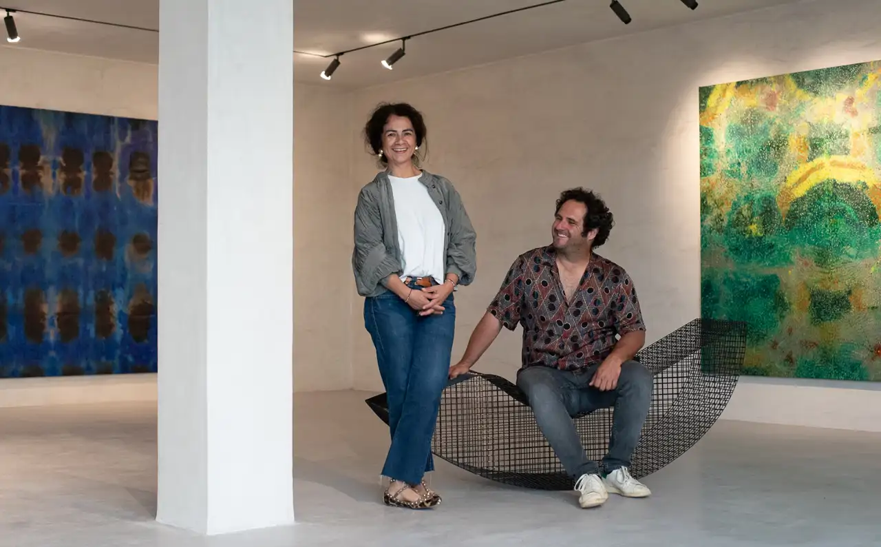 Andrea Sánchez y Ricardo Jarpa, cofundadores de estudio Laterna. Jarpa está sentado en una escultura de Muller van Severen, que formaba parte de la muestra 'Phenomena', que se pudo disfrutar en la galería de arte del estudio en el verano de 2024