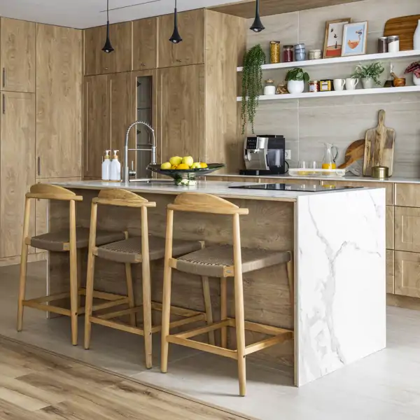 cocina muebles madera con isla, barra y taburetes