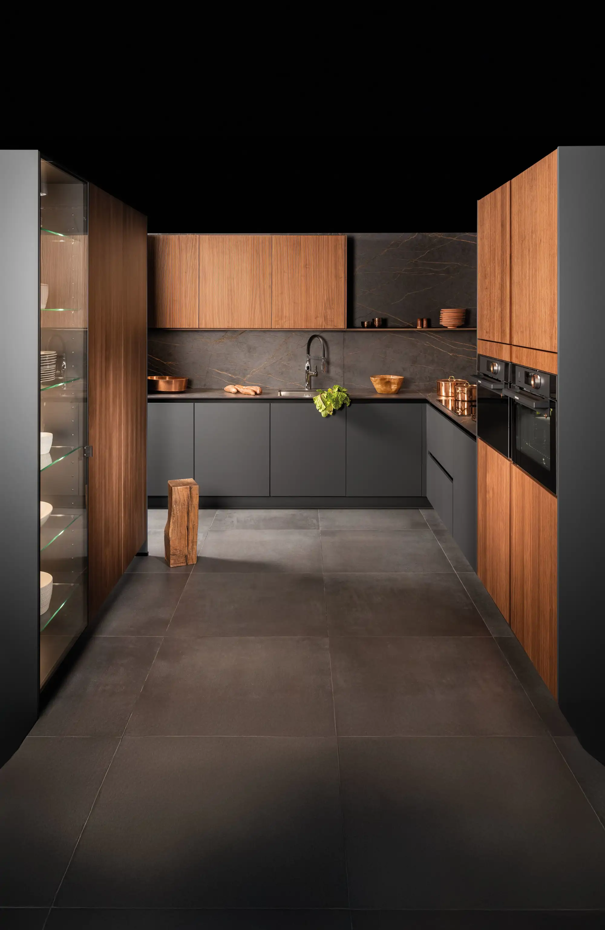 Cocina oscura y de madera