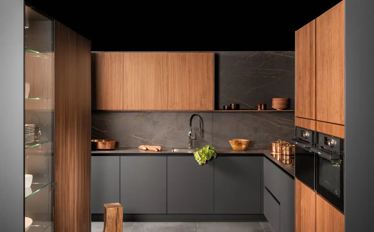 Cocina oscura y de madera