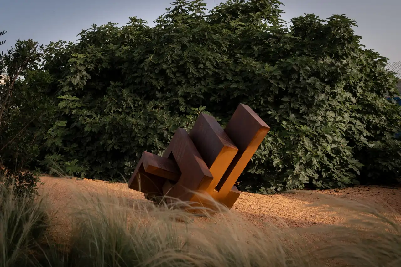 Escultura de Arturo Berned en el jardín de estudio Laterna