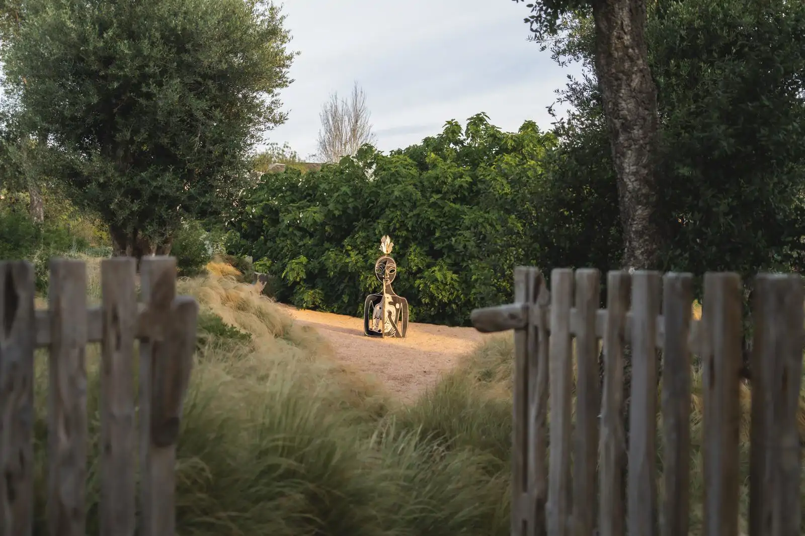 Carlito Dalgecio. Escultura en el jardín de Estudio Laterna