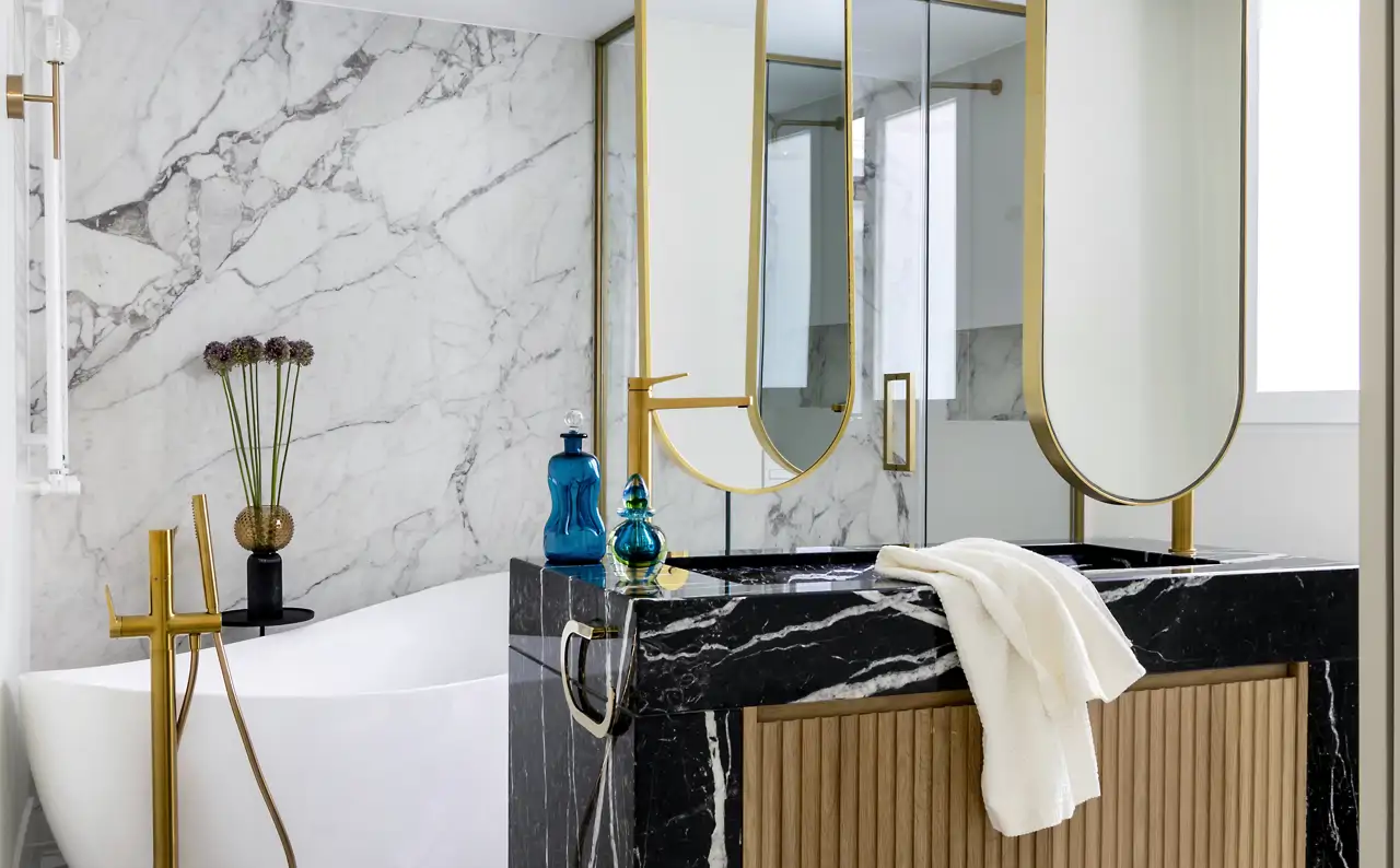Baño con suelo hidráulico