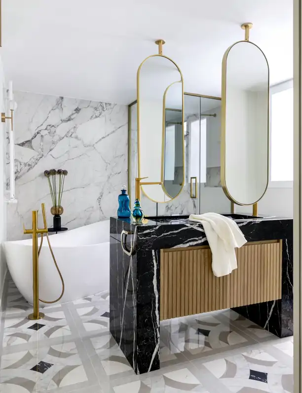 5 tendencias en baños (pequeños y grandes) que arrasarán en primavera y verano 2025