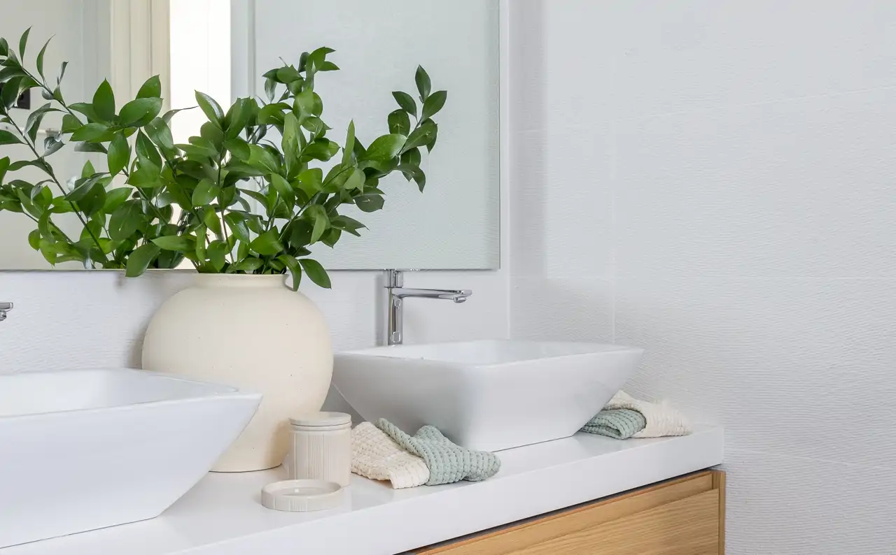 baño madera y blanco con plantas